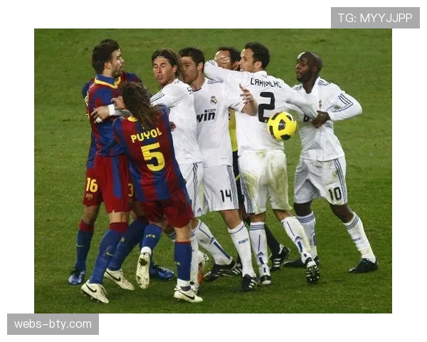 皇马球星维尼修斯训练场道歉,主帅阿隆索全程陪同